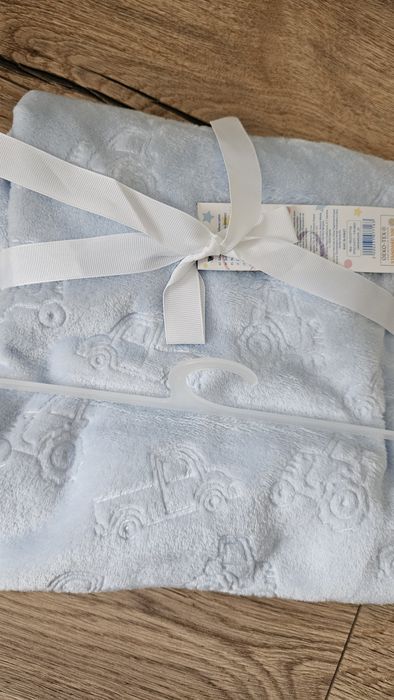 Nowy jasnoniebieski kocyk w autka 70x100cm