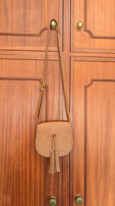 Mala em pele tiracolo