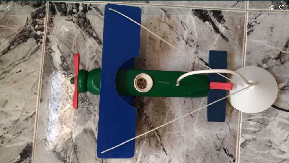 Candeeiro em forma de avião, ideal para decorar um quarto.