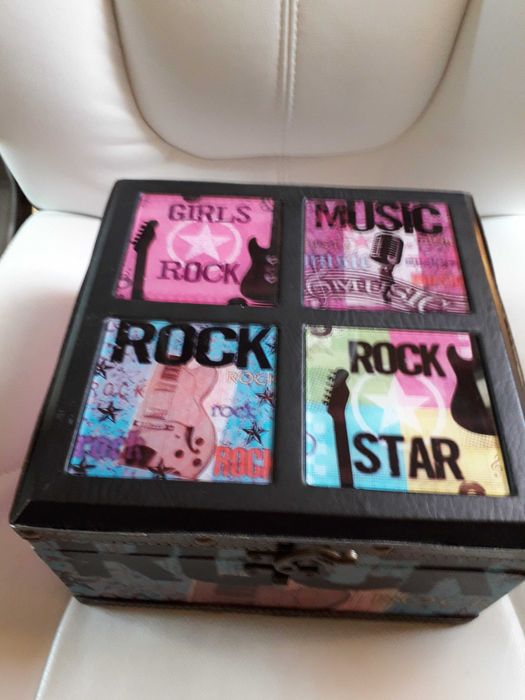 Caixa  madeir forrada a tela e couro ROCK STAR GIRLS MUSIC usada/Nova