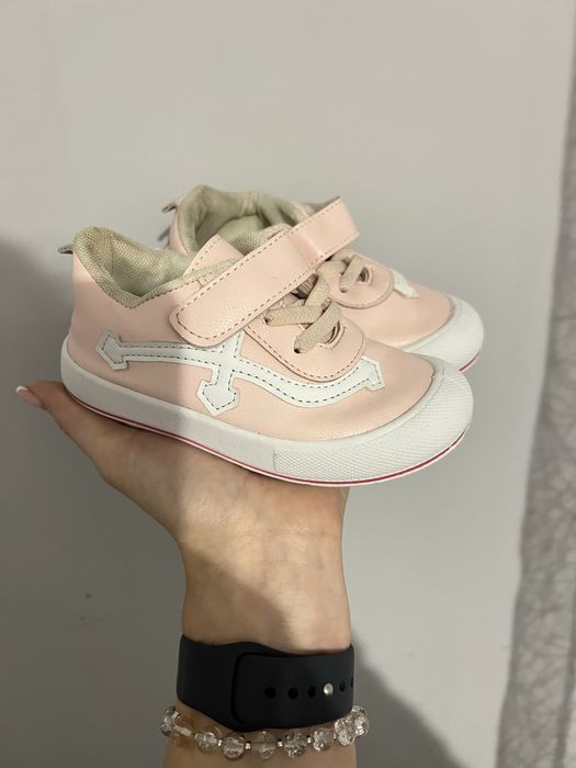 Кеди доя дівчинки