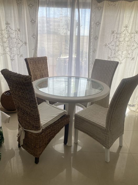 Mesa redonda com 4 cadeiras