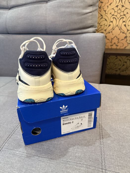 Adidas кросівки продаж