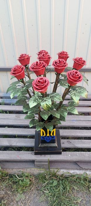 Ковані троянди у вазі