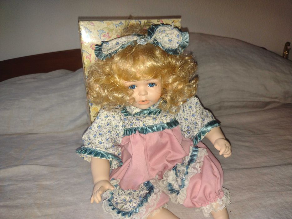 Boneca de Porcelana loura