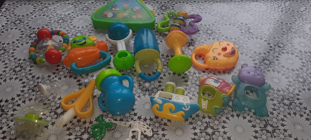 Лот іграшок для немовляти