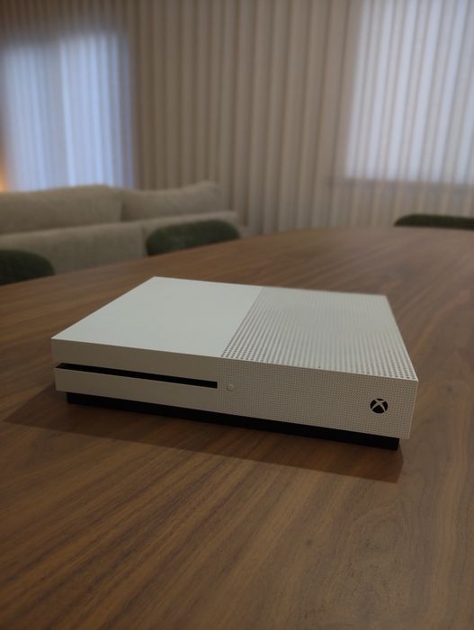 Xbox One S 500GB + Comando Xbox Series + FIFAS / (Como nova
