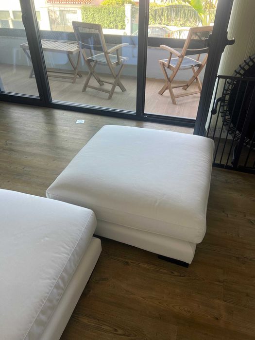 Sofa e Pouf Laskasas em Branco