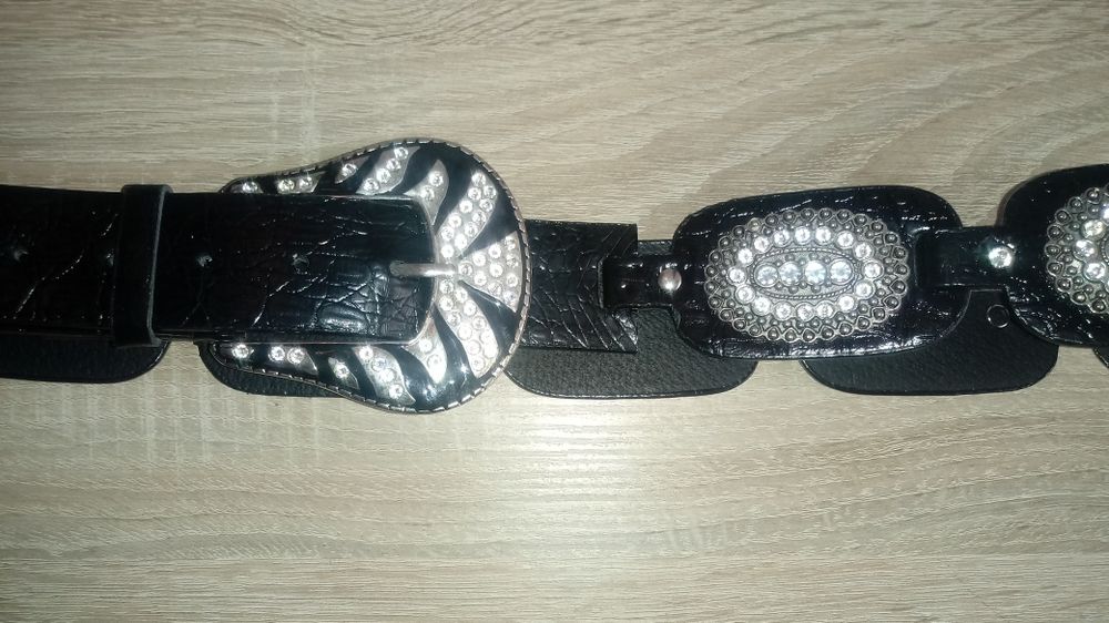 Pasek damski z cyrkoniami w klamrze.