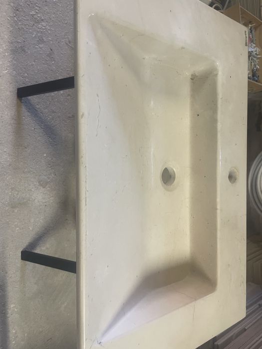 Wc ,Bancada em pedra  cor creme toda maciça nova