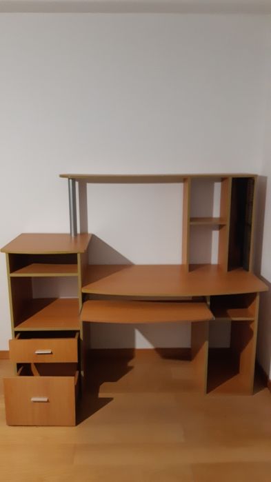 Secretária com estante e gavetas