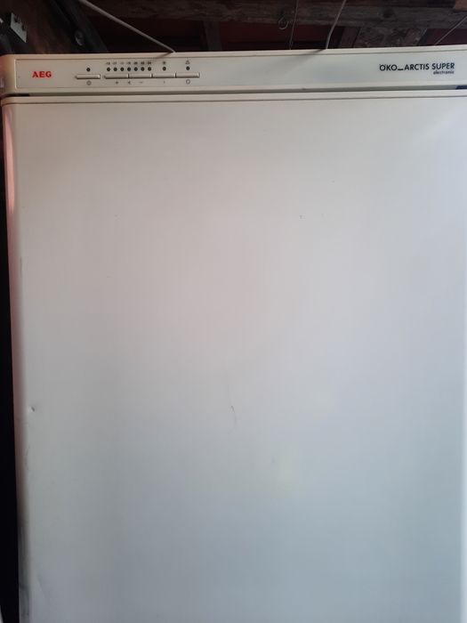 Arca vertical  AEG Oko  8 espaços