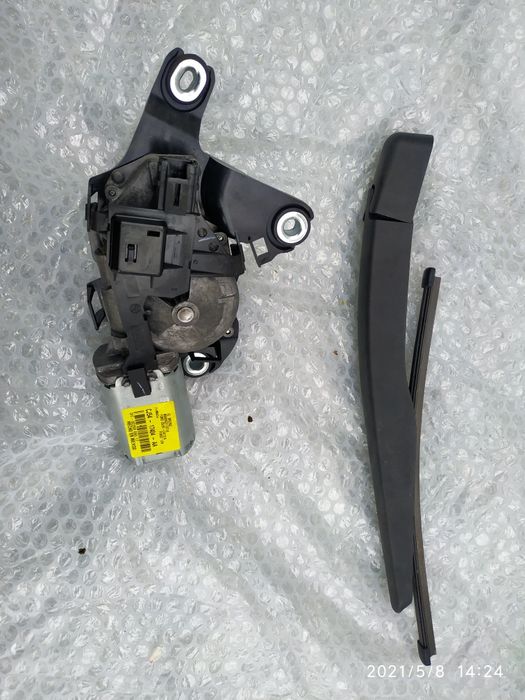 Стеклоочиститель с моторчиком на Ford Escape 2017г.