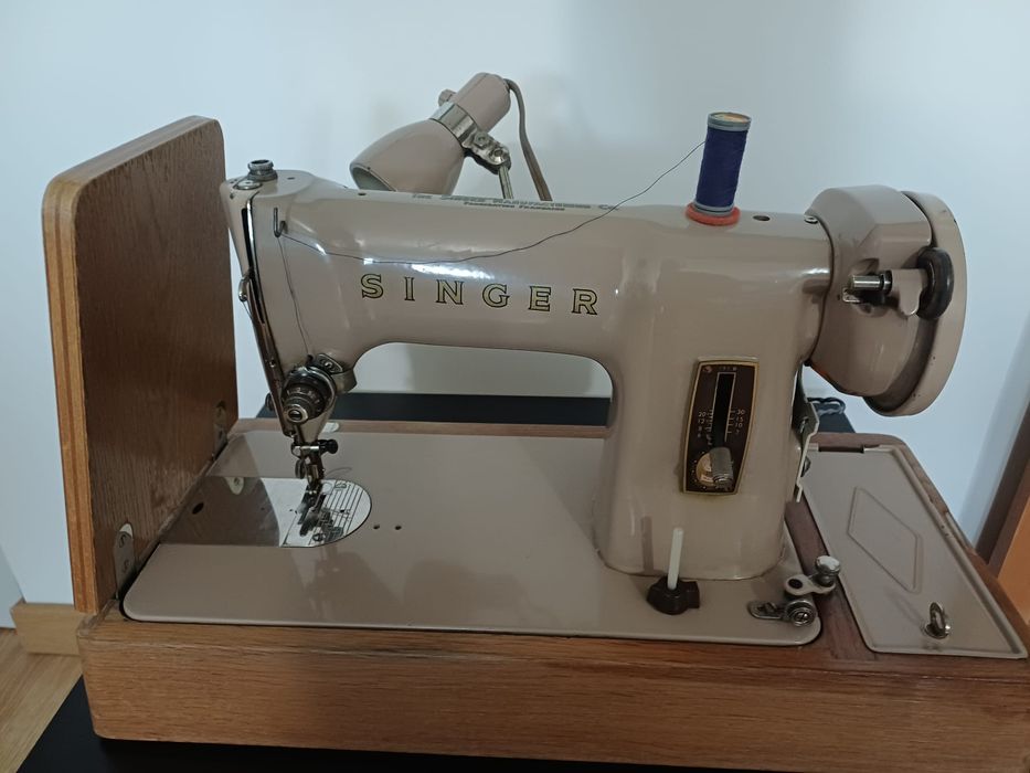 Máquina de costura Singer antiga.