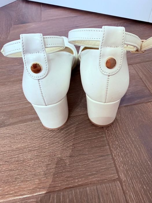 Продам білі туфлі