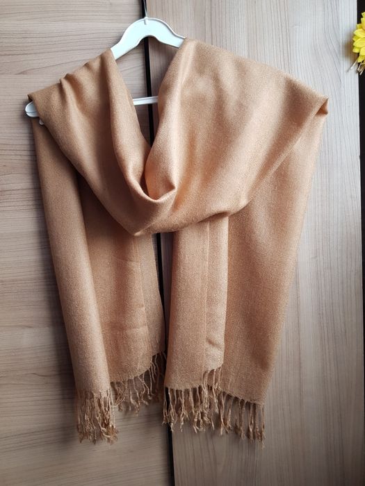 Duzy szalik beżowy z frędzlami