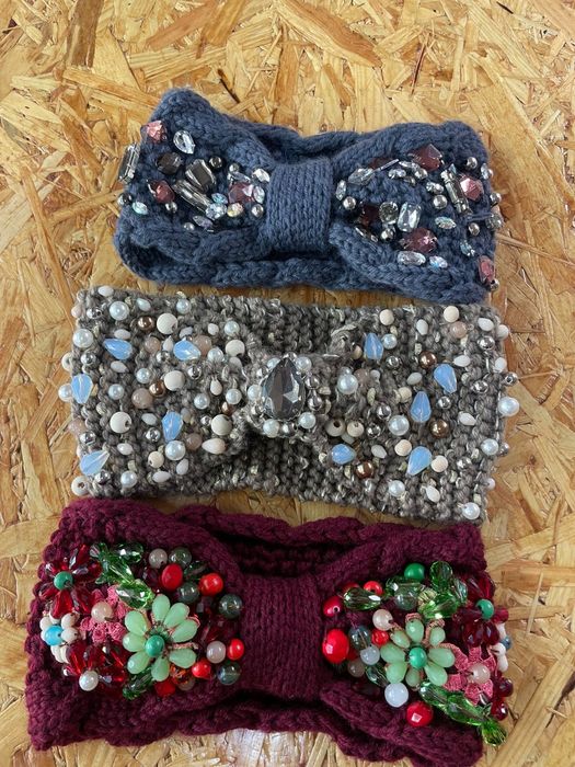 Faixa de cabelo bordado em pedraria