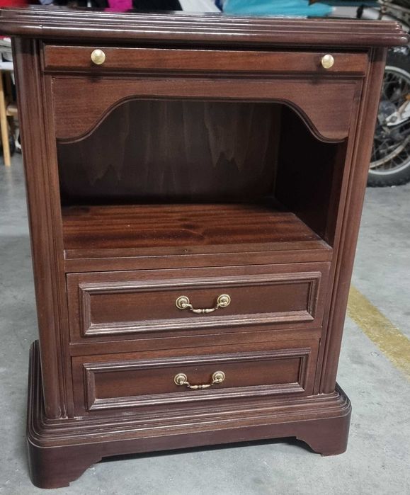 Mesa de Cabeceira Clássica em Madeira com tampo extensível