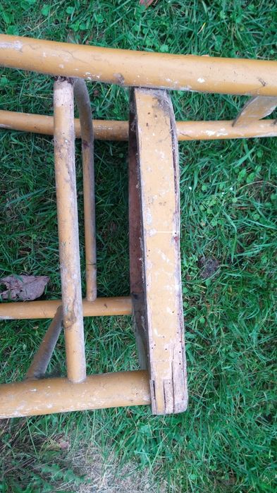 68. Stare krzesła do renowacji z czasów PRL-u -2 sztuki