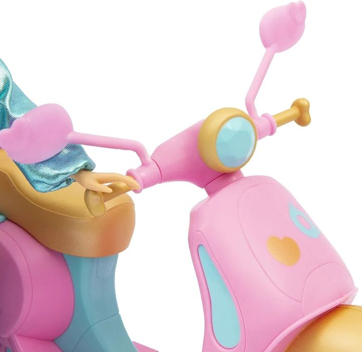 Rebecca com scooter da unique eyes artigo único