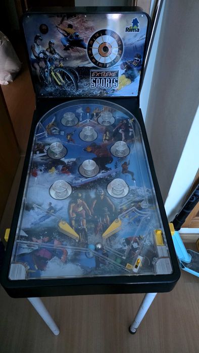 Maquina de flipers criança