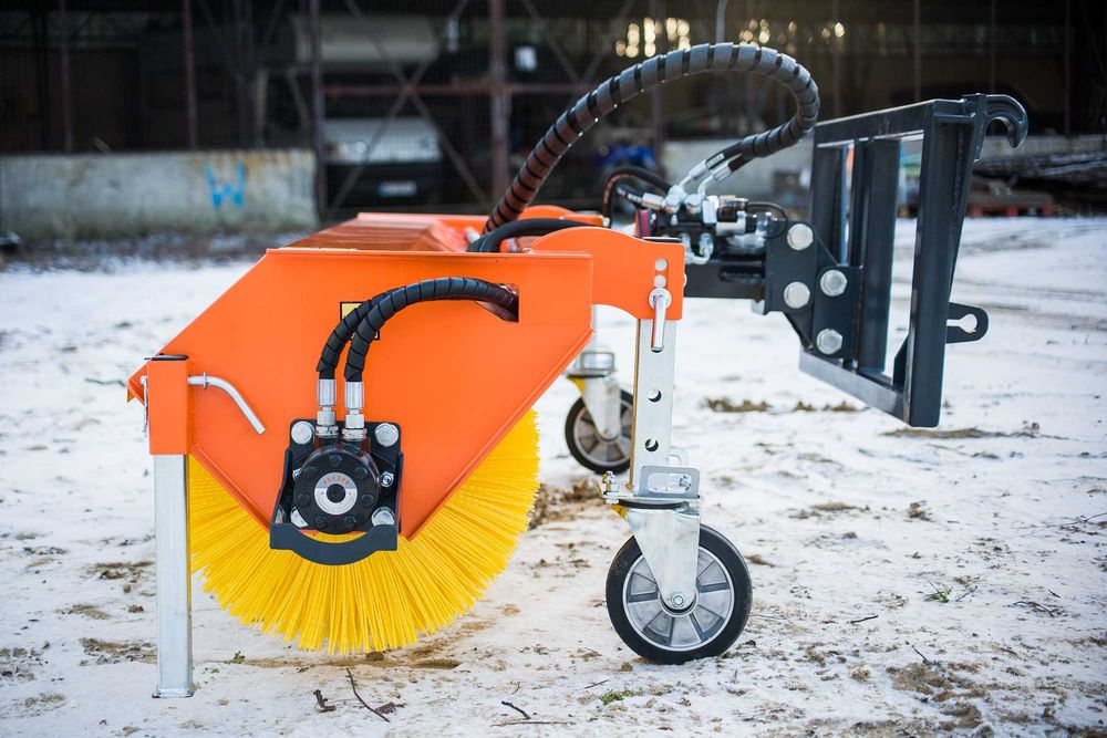 Zamiatarka ZE ekonomiczna szczotka do ciągnika ładowarki JCB