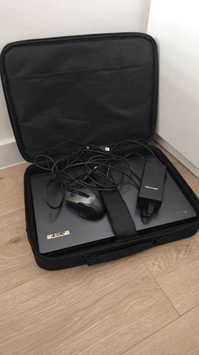 Laptop Acer + zasilacz, mysz, pokrowiec
