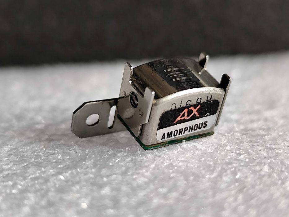 głowica uniwersalna Amorphous do magnetofonu kasetowego.