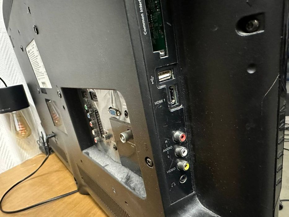 Телевізор має бренд Thomson.