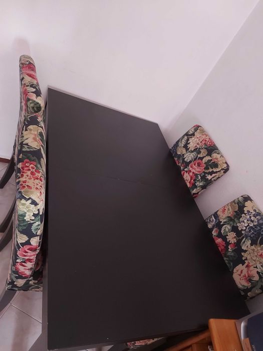Conjunto: mesa extensível e 6 cadeiras