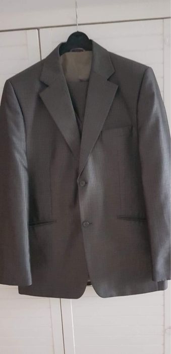 Szary prążkowany garnitur marki Dastan r. 52 na 182 cm