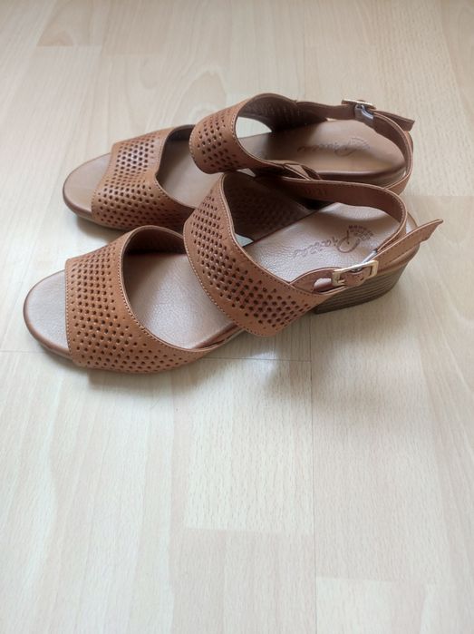 Nowe brązowe skórzane sandałki marki Piazza