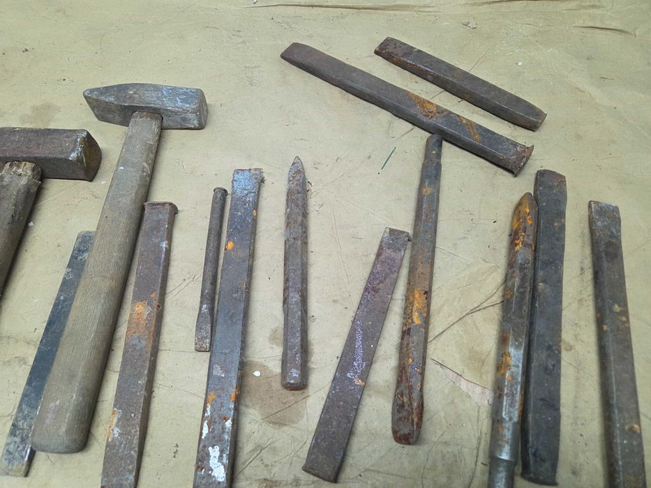 Zestaw stare przecinki, wybijaki, młotek starocie