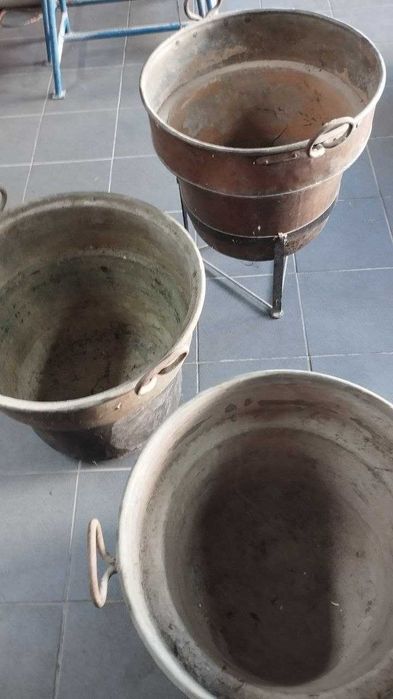 Potes antigos em cobre grandes (velharia/decoração)