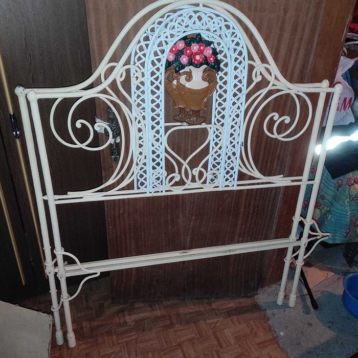Cama de ferro antiga