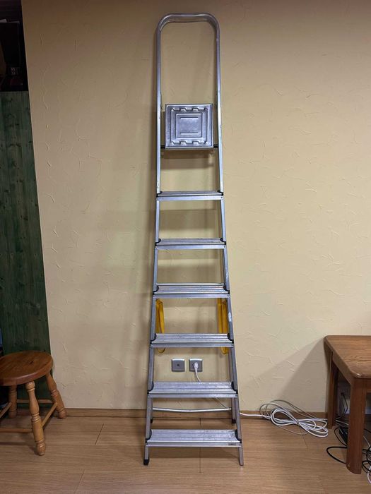 Escadote em Alumínio de 6 Degraus - 2,35m