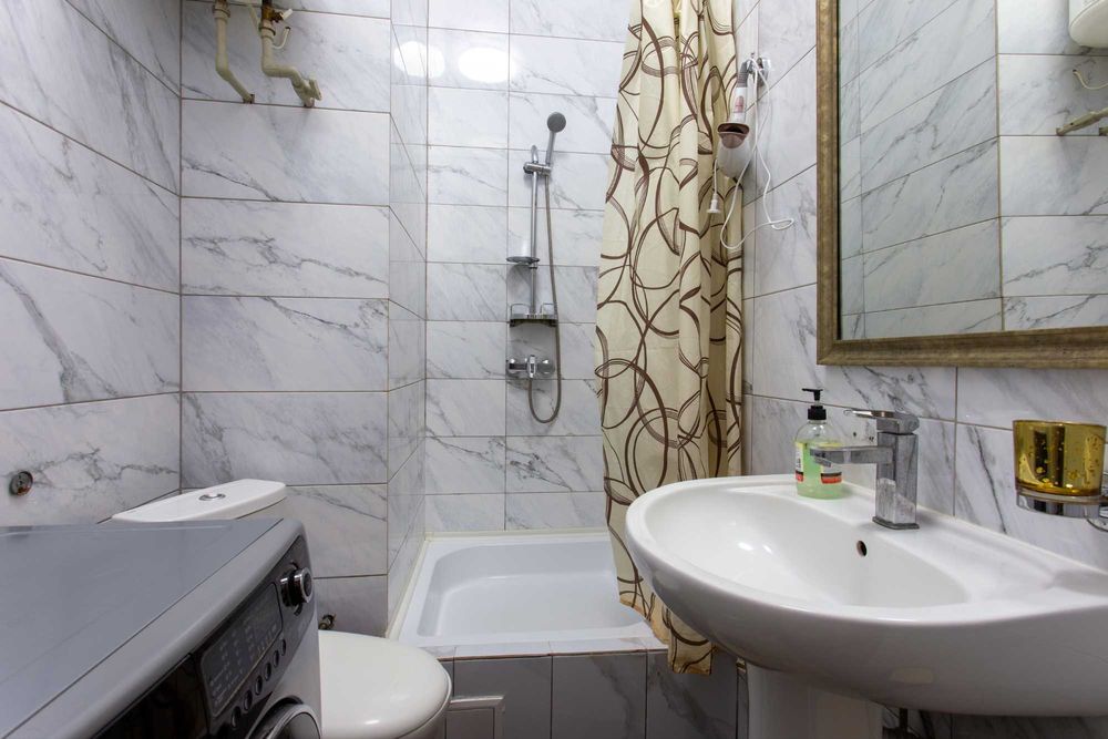 Двокімнатна квартира поряд з ТРЦ Nikolsky подобово/ майдан Конституції