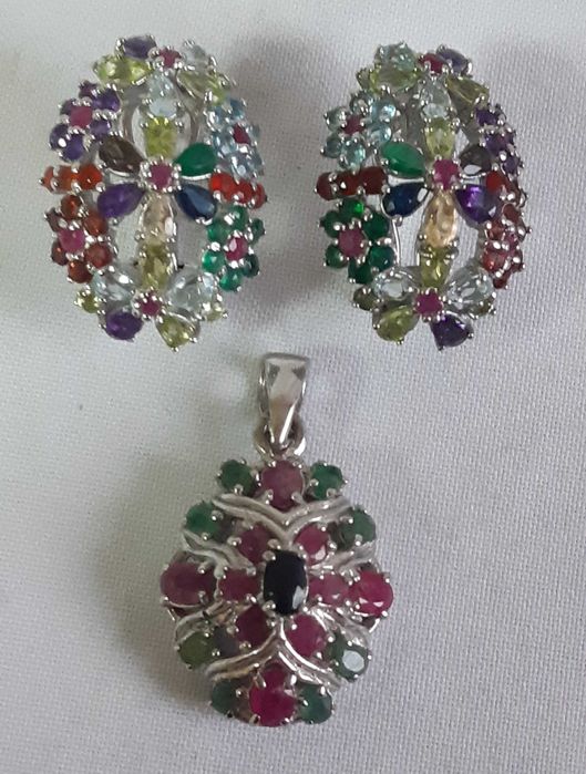 Роскошный серебряный гарнитур с самоцветами