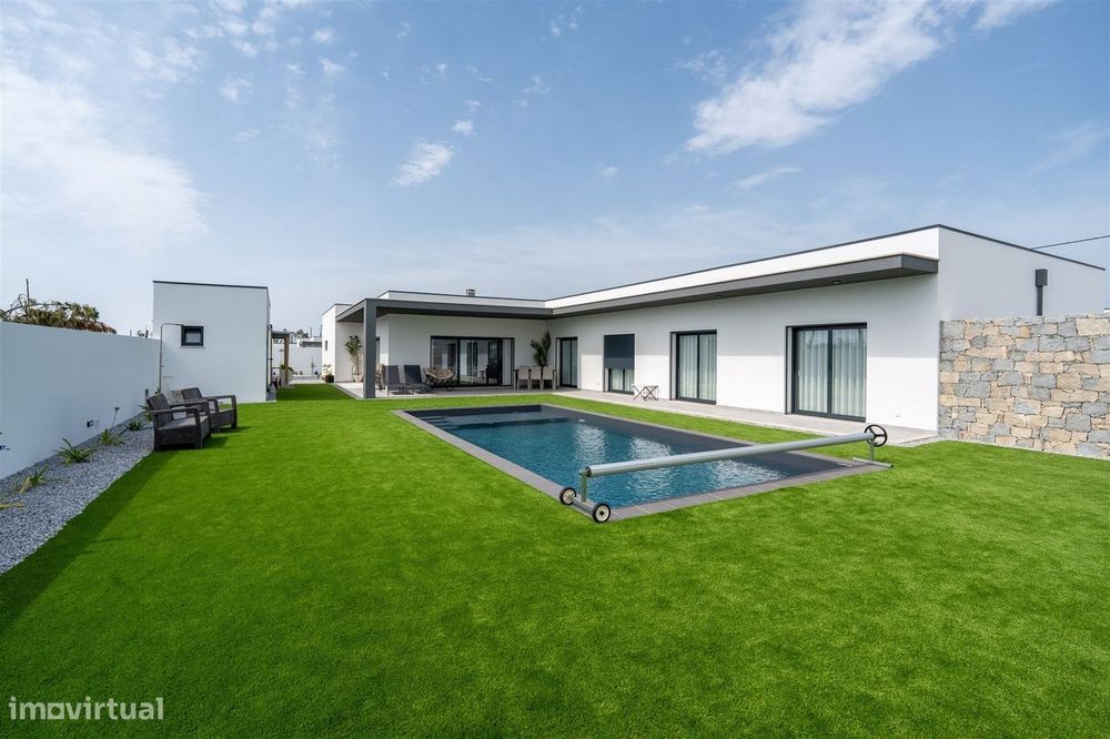 Moradia T4 Térrea de Arquitetura Moderna em Pataias | Alcobaça
