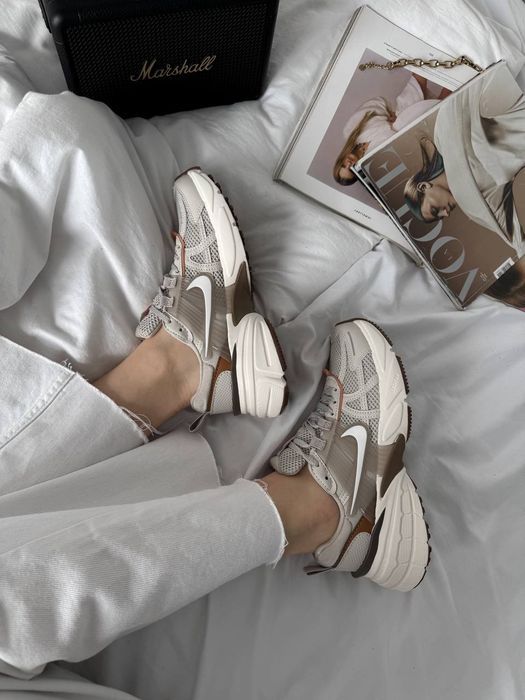 Nike Runtekk V2K Beige Brown трендові жіночі кросівки найк рантек в2к