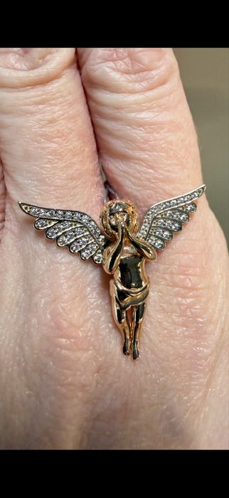 Золотий кулон янгол