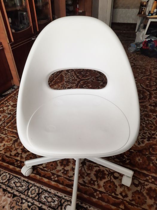 Стілець білий з подушкою