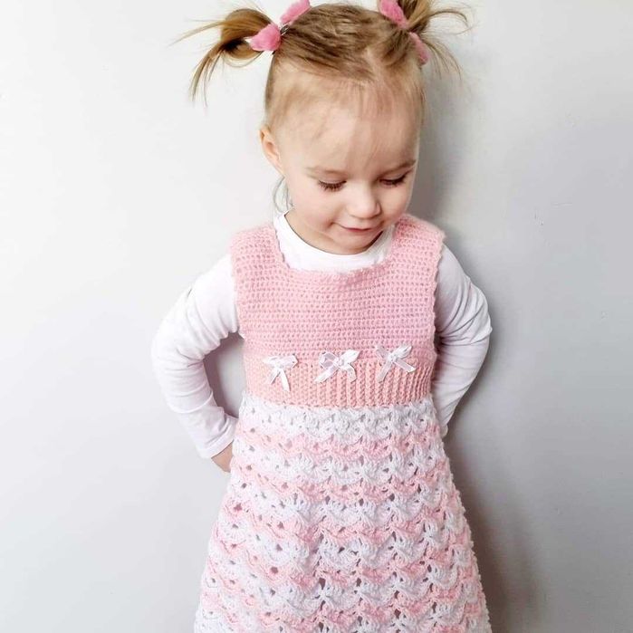 Sukienka robioną na szydełku dla dziewczynki
