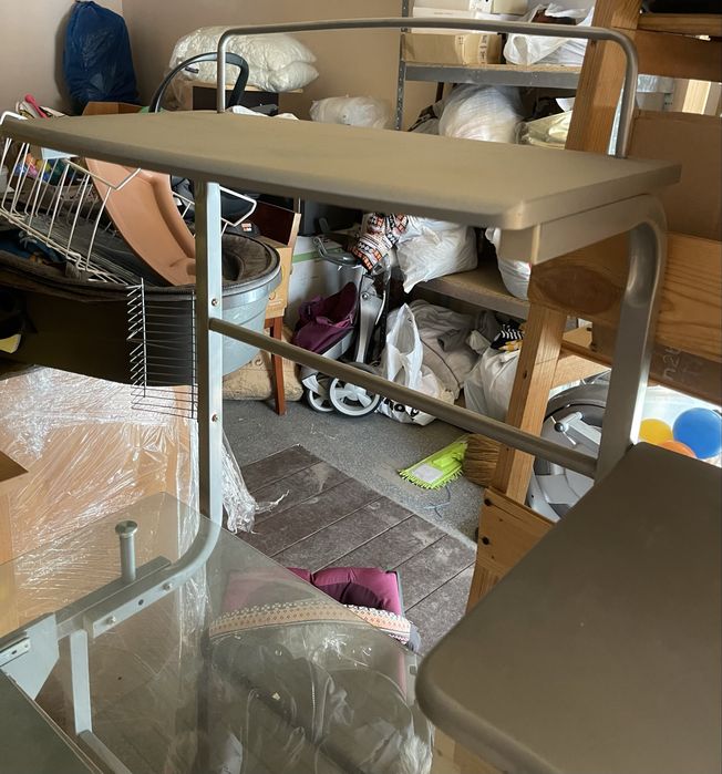 Скляний письмовий стіл зі стелажем