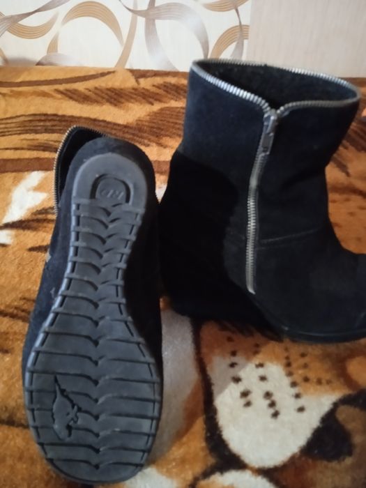 Продам жіночі замшеві,зимові.39 розмір.