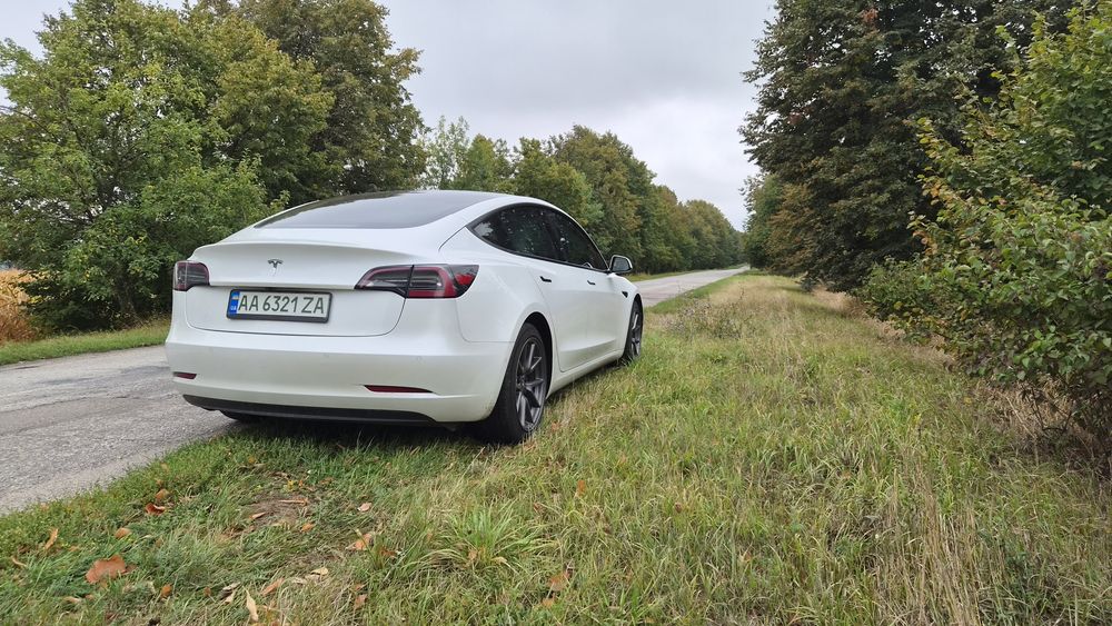 Tesla model 3 2021 року