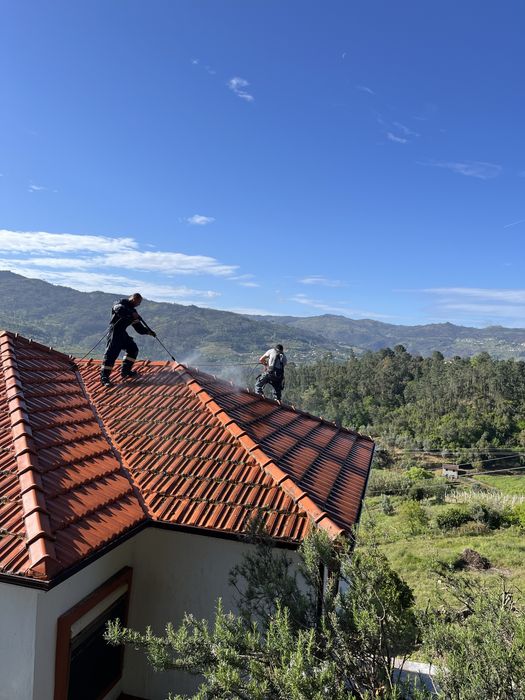 Limpeza de telhados, muros e fachadas e calçadas