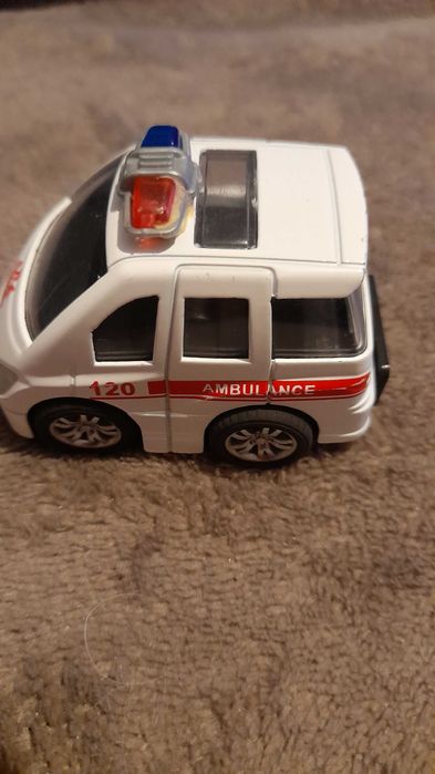 zabawka małe autko ambulance białe