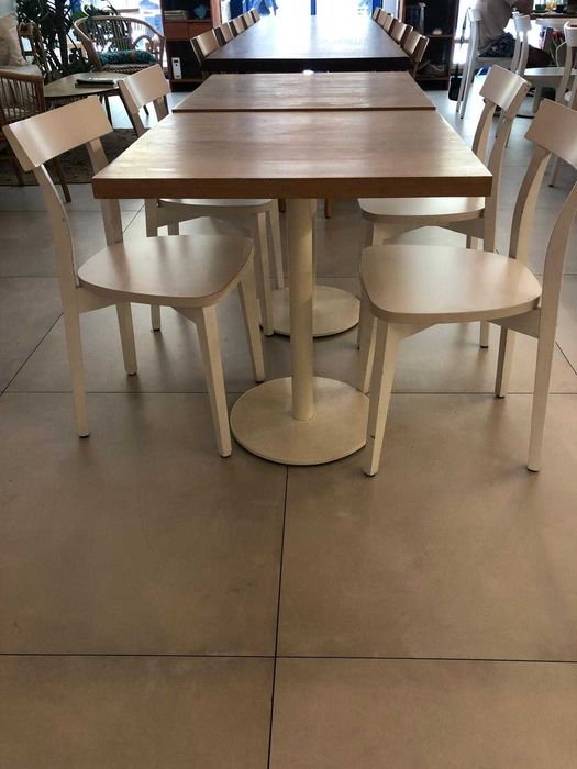 Mesa tampo em madeira e mármore com suporte metálico + cadeiras