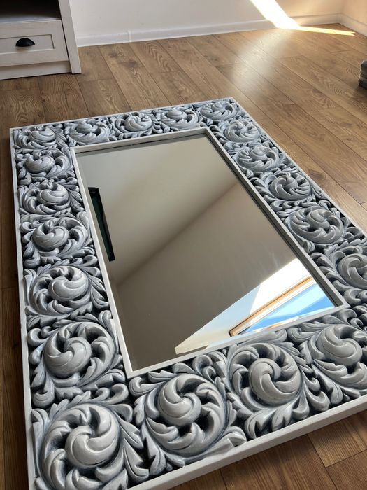 Lustro do salonu ozdobne białe